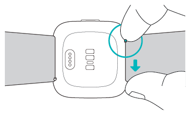 smartwatch boca abajo sobre una superficie plana con una persona empujando la clavija hacia adentro para soltar la correa